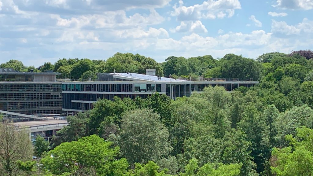 zonnepanelen op het dak van de VPRO